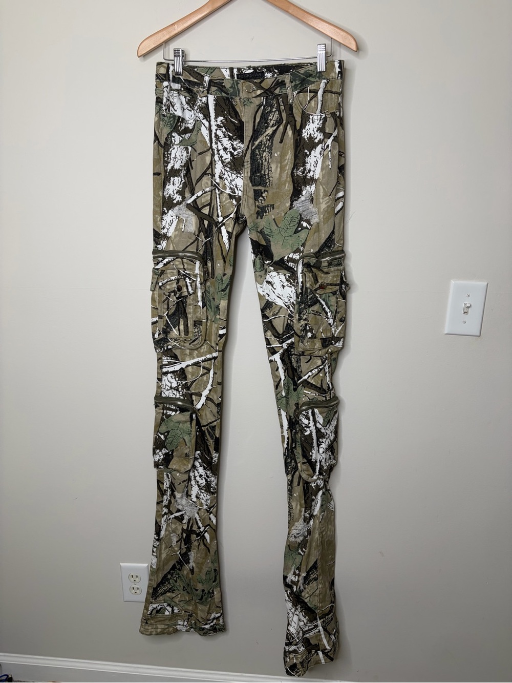 Rockstar Camo Cargo Stacked Flare Jeans pockets